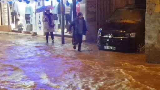Balıkesir'de sağanak yağış su baskınlarına yol açtı