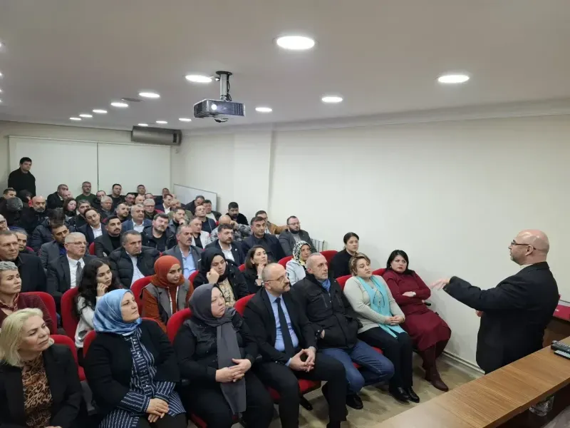 MHP İstanbul Küçükçekmece'de, sosyal medyanın güvenli kullanımını ele aldı