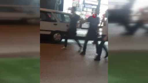 Küçükçekmece’de kavga sonrası ‘samuray kılıcı’ ile gezen şahıs görüntülendi