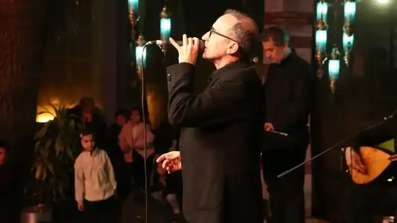 Ömer Karaoğlu unutulmayan ezgilerini seslendirdi