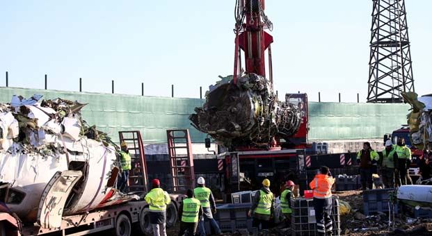 Pistten çıkan uçağın enkazını kaldırma çalışmaları sürüyor