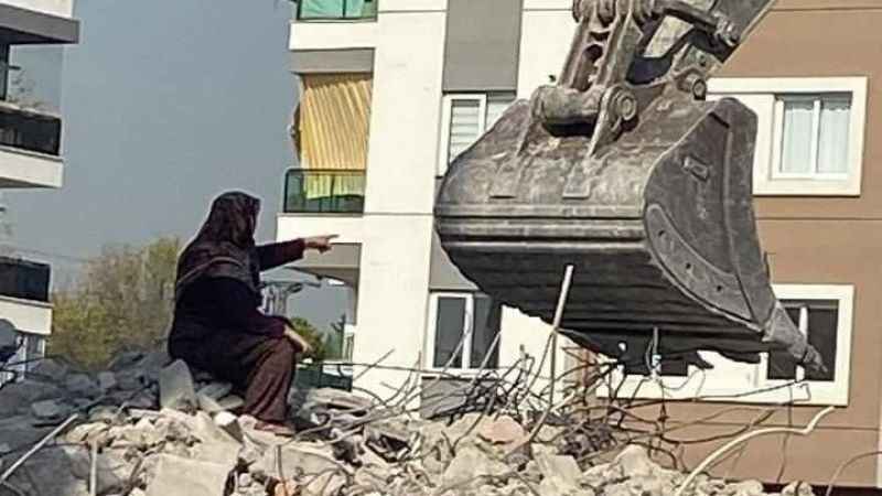 Yerinde dönüşüme tepki gösteren kadın, enkazın üzerine çıkıp çalışmaları engellemek istedi