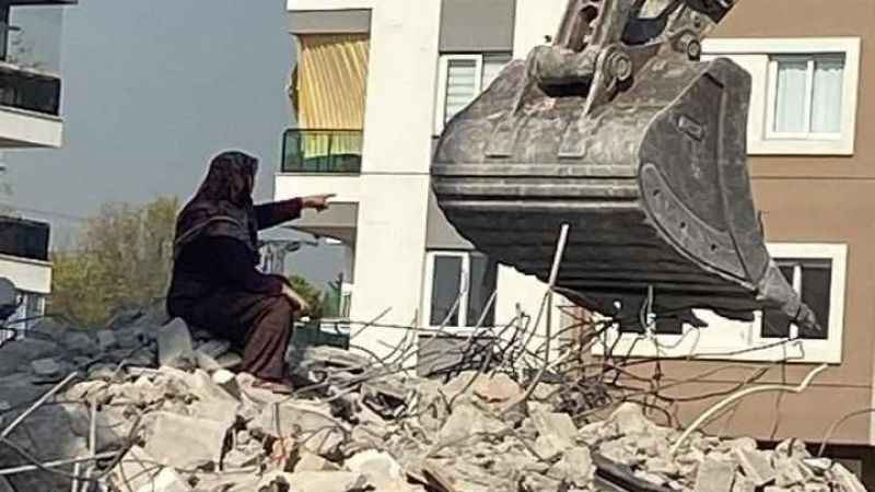 Yerinde dönüşüme tepki gösteren kadın, enkazın üzerine çıkıp çalışmaları engellemek istedi