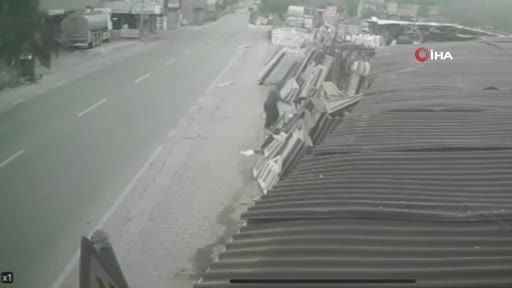 Başakşehir’de kapısı açık minibüsten düşen adam ağır yaralandı