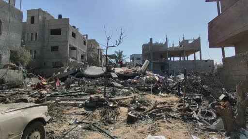 Yıkılan binanın enkazında 20 kişiyi arama çalışmaları sürüyor