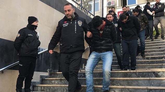 Araç farlarını 1 dakikada söken hırsızlık zanlıları yakalandı