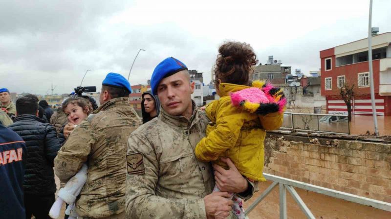 Evlerinde mahsur kalanlar botlarla kurtarıldı