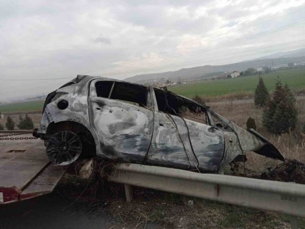 Takla atan otomobilde sıkışan Ramazan Özdemir hayatını kaybetti Takla atan otomobilde sıkışan Ramazan Özdemir hayatını kaybetti