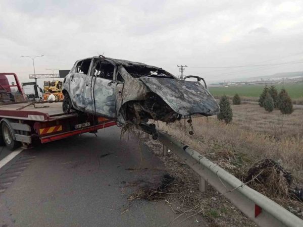 Takla atan otomobilde sıkışan Ramazan Özdemir hayatını kaybetti Takla atan otomobilde sıkışan Ramazan Özdemir hayatını kaybetti