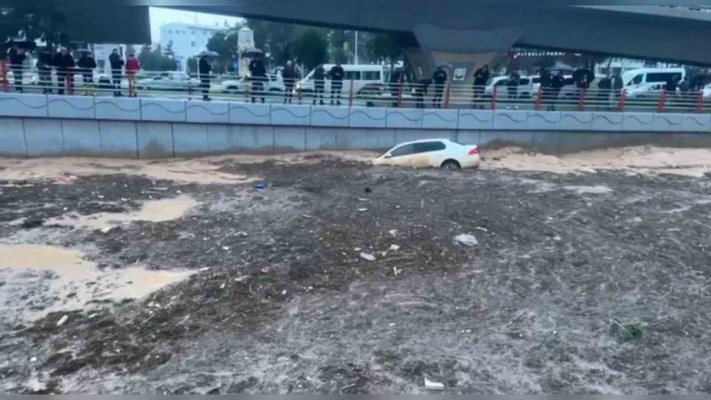 4 kişinin hayatını kaybettiği köprülü kavşakta sel anı kameraya yansıdı