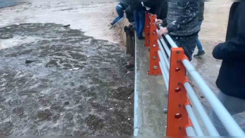 4 kişinin hayatını kaybettiği köprülü kavşakta sel anı kameraya yansıdı