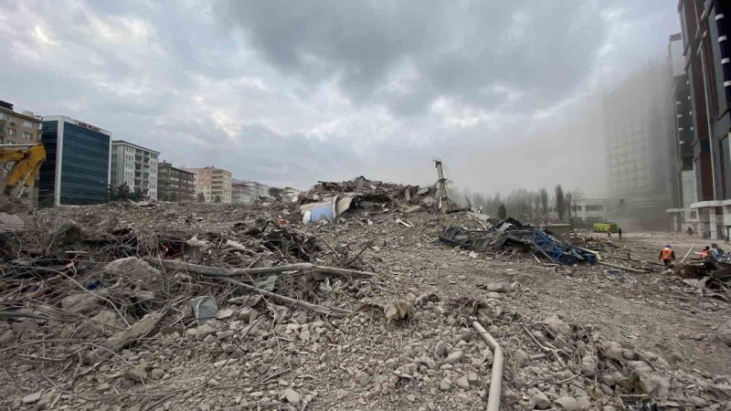 89 kişinin hayatını kaybettiği Diyar Galeria İş Merkezi bir dokunuşla yıkıldı