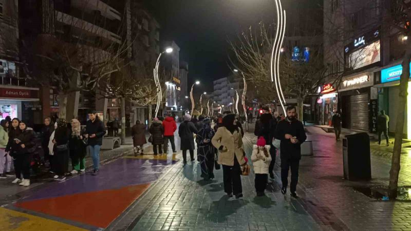 Bolu’da depremi yaşayan vatandaşlar evlerine girmeye korkuyor