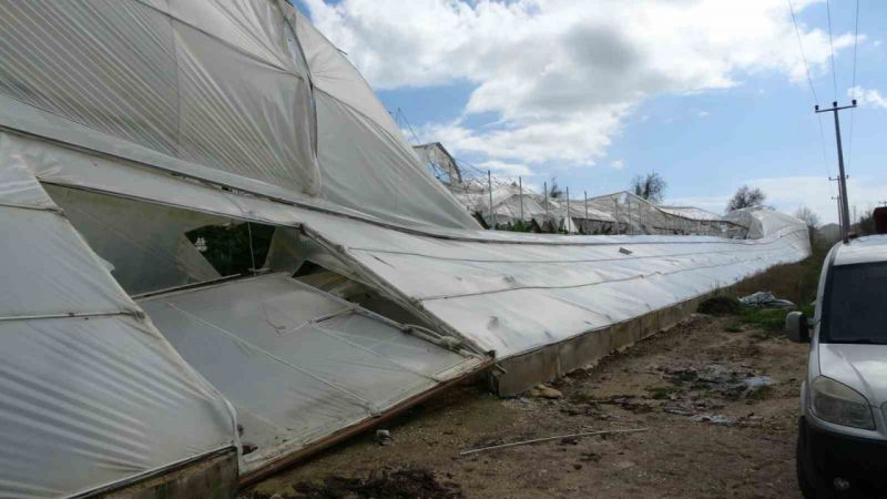 Antalya'da hortum muz serasını vurdu, 5 dönümlük alan savaş meydanını aratmadı
