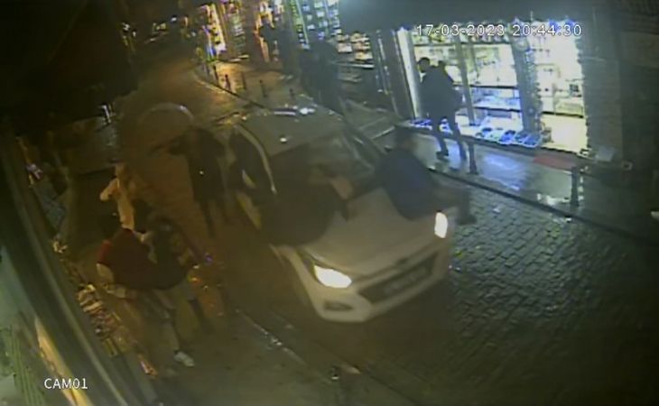 Galata’da dehşet anları kamerada: Otomobil yayaların arasına daldı