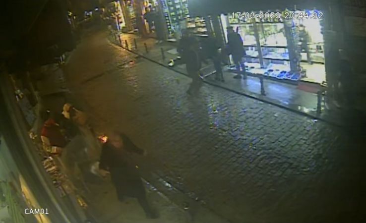 Galata’da dehşet anları kamerada: Otomobil yayaların arasına daldı