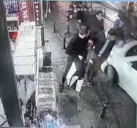 Galata’da dehşet anları kamerada: Otomobil yayaların arasına daldı