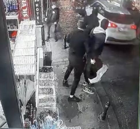 Galata’da dehşet anları kamerada: Otomobil yayaların arasına daldı