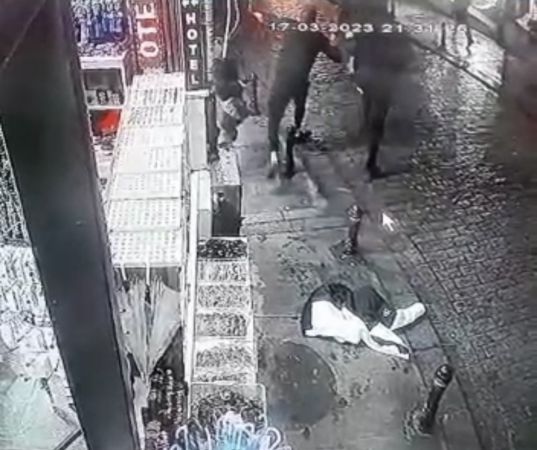Galata’da dehşet anları kamerada: Otomobil yayaların arasına daldı