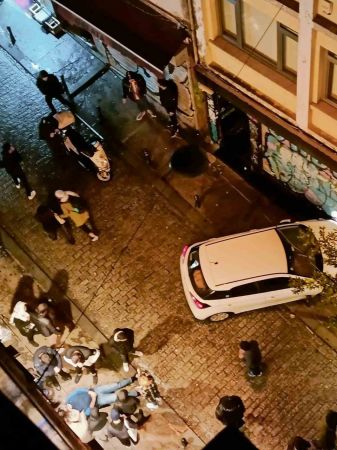 Galata’da dehşet anları kamerada: Otomobil yayaların arasına daldı