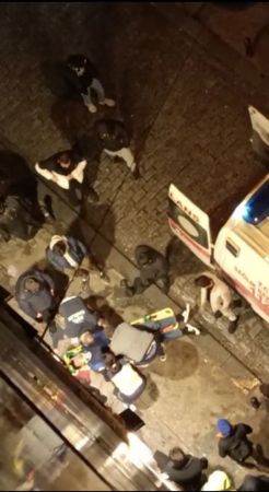 Galata’da dehşet anları kamerada: Otomobil yayaların arasına daldı