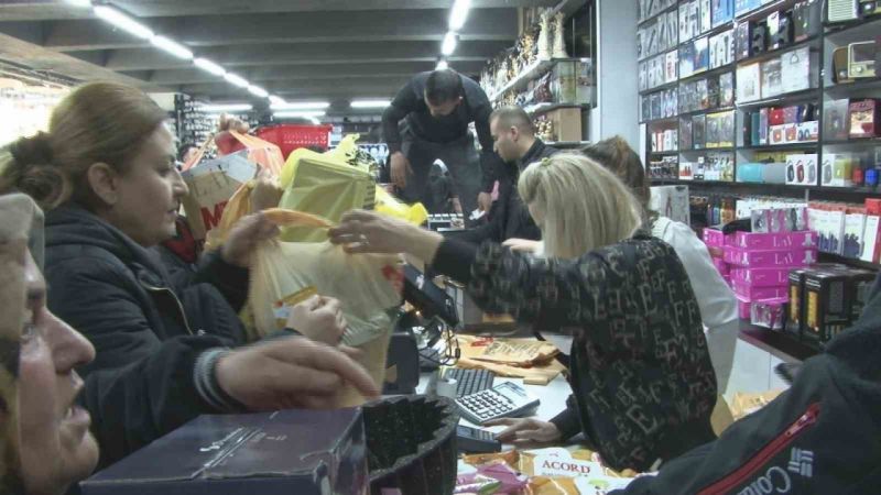 Açılış yapan AVM'de indirim izdihama yol açtı