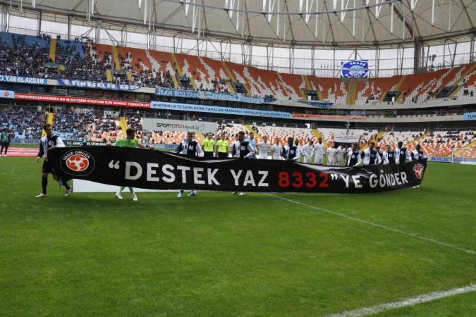 Adana Demirspor, Antalyaspor'u ilk yarıdaki gollerle geçti