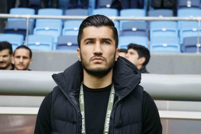 Adana Demirspor, Antalyaspor'u ilk yarıdaki gollerle geçti