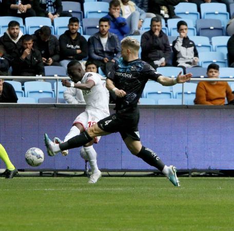 Adana Demirspor, Antalyaspor'u ilk yarıdaki gollerle geçti