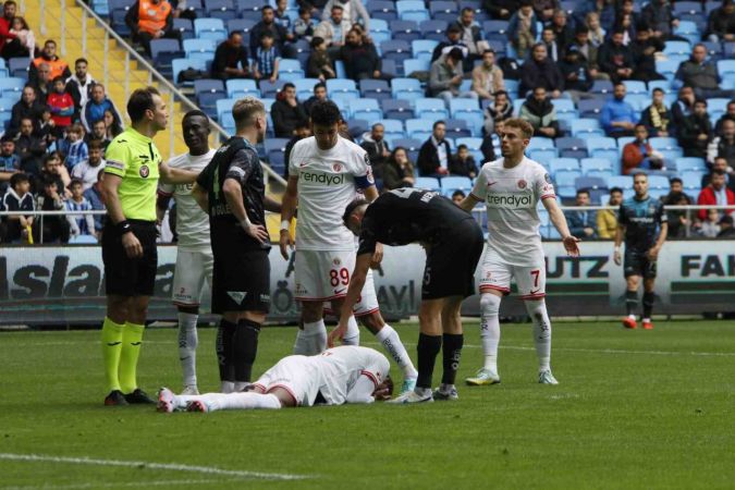 Adana Demirspor, Antalyaspor'u ilk yarıdaki gollerle geçti