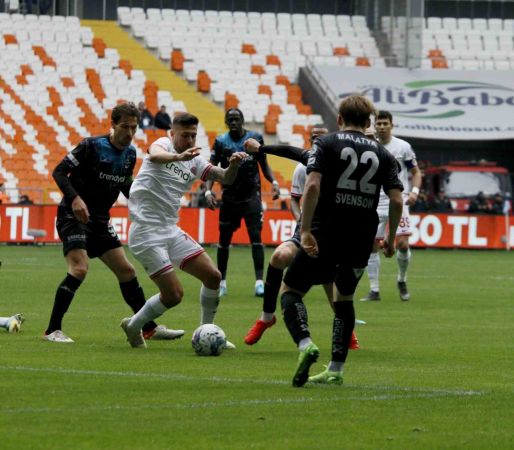 Adana Demirspor, Antalyaspor'u ilk yarıdaki gollerle geçti