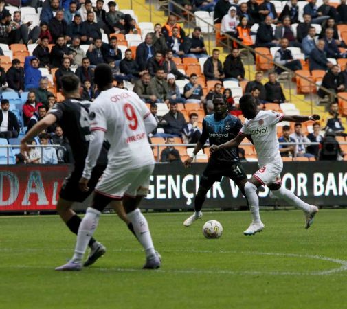 Adana Demirspor, Antalyaspor'u ilk yarıdaki gollerle geçti