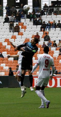 Adana Demirspor, Antalyaspor'u ilk yarıdaki gollerle geçti