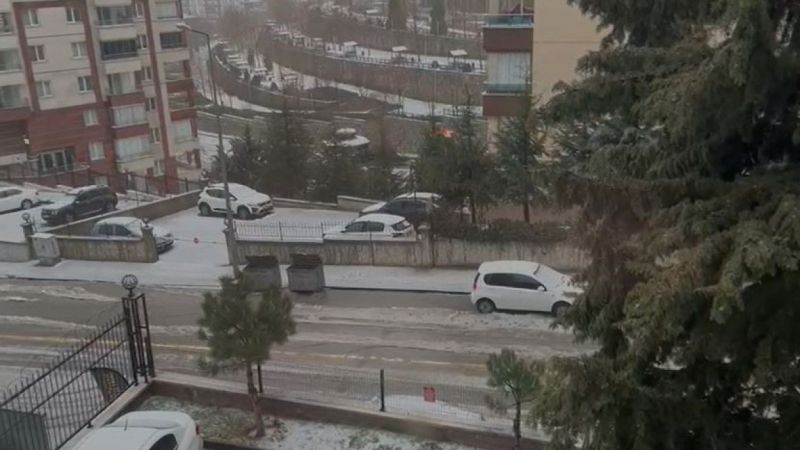 Ankara’da sağanak yağış ve dolu sonrası sokaklar dereye döndü