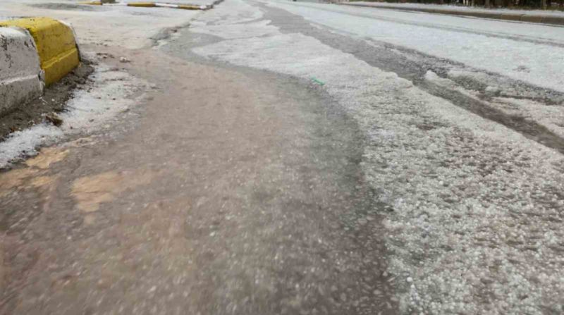 Aksaray’da 1.5 saat dolu yağdı