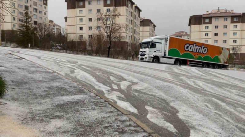 Aksaray’da 1.5 saat dolu yağdı