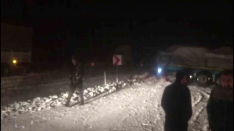 Sivas'ta yoğun kar, Malatya-Kayseri yolunu trafiğe kapattı
