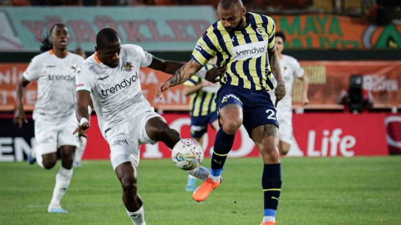 İlk yarı Antalyaspor, ikinci yarı Fenerbahçe İlk yarı Antalyaspor, ikinci yarı Fenerbahçe