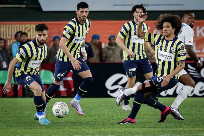 İlk yarı Antalyaspor, ikinci yarı Fenerbahçe İlk yarı Antalyaspor, ikinci yarı Fenerbahçe