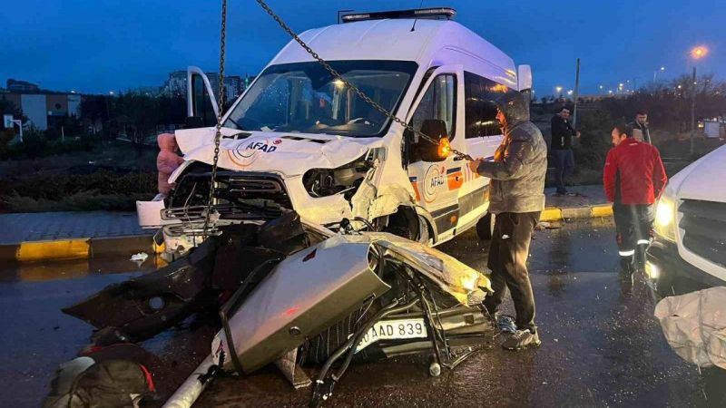 Deprem bölgesine giden AFAD aracı kaza yaptı: 1 ölü, 9 yaralı
