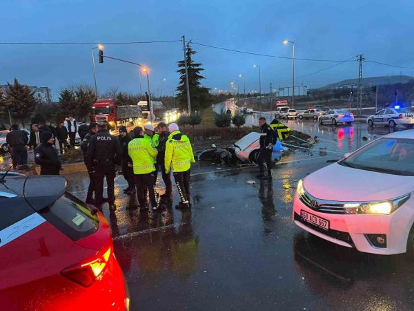 Deprem bölgesine giden AFAD aracı kaza yaptı: 1 ölü, 9 yaralı Deprem bölgesine giden AFAD aracı kaza yaptı: 1 ölü, 9 yaralı