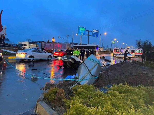 Deprem bölgesine giden AFAD aracı kaza yaptı: 1 ölü, 9 yaralı Deprem bölgesine giden AFAD aracı kaza yaptı: 1 ölü, 9 yaralı