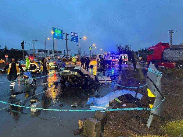 Deprem bölgesine giden AFAD aracı kaza yaptı: 1 ölü, 9 yaralı Deprem bölgesine giden AFAD aracı kaza yaptı: 1 ölü, 9 yaralı