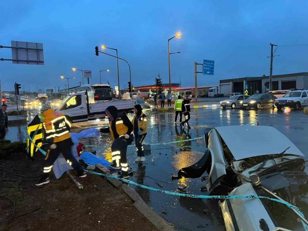 Deprem bölgesine giden AFAD aracı kaza yaptı: 1 ölü, 9 yaralı Deprem bölgesine giden AFAD aracı kaza yaptı: 1 ölü, 9 yaralı