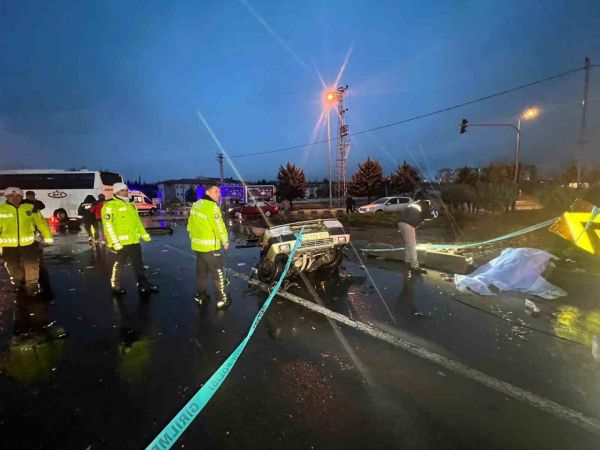 Deprem bölgesine giden AFAD aracı kaza yaptı: 1 ölü, 9 yaralı Deprem bölgesine giden AFAD aracı kaza yaptı: 1 ölü, 9 yaralı