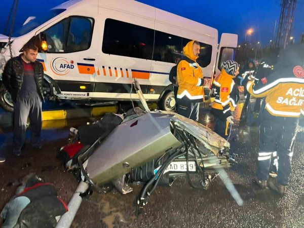 Deprem bölgesine giden AFAD aracı kaza yaptı: 1 ölü, 9 yaralı Deprem bölgesine giden AFAD aracı kaza yaptı: 1 ölü, 9 yaralı