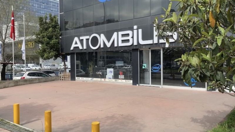 Soyguna gelen hırsızlar baltayı taş vurdu: Binadan taş yağmuruna tutuldular