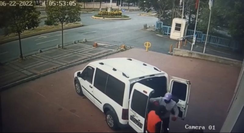 Soyguna gelen hırsızlar baltayı taş vurdu: Binadan taş yağmuruna tutuldular