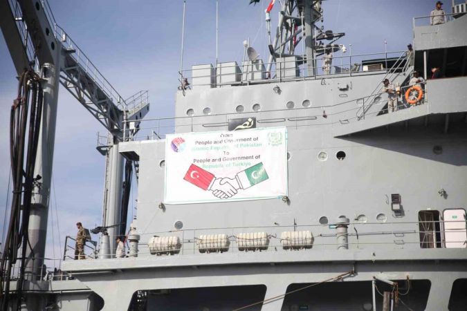 Pakistan’ın ilk yardım gemisi Mersin’e geldi