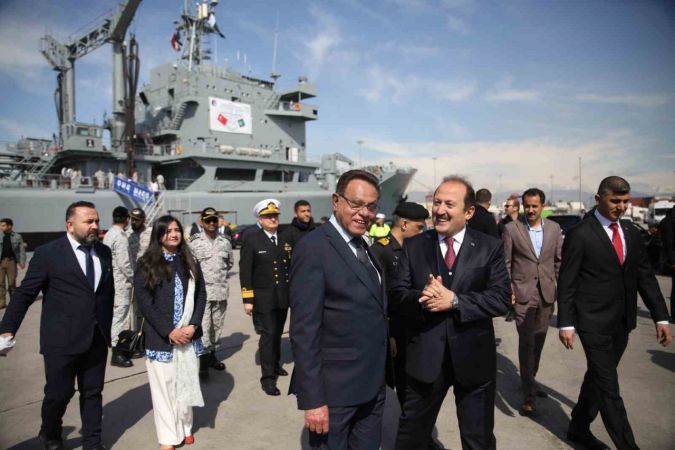 Pakistan’ın ilk yardım gemisi Mersin’e geldi